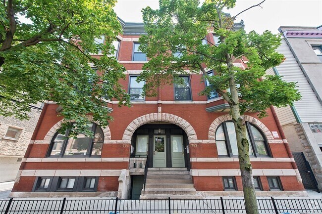 Building Photo - 751 W Buckingham Pl Unit 2 Rental