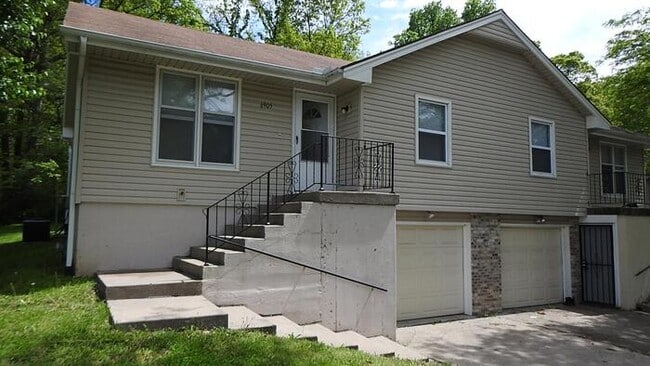 Photo - Welcome home to this spacious 3 bedrooms and 2 full baths duplex located on Orchard St in Pleasan...