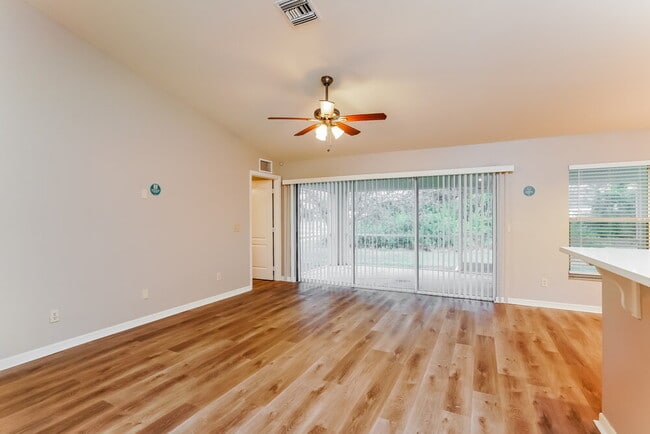 Photo - 5210 6th St W