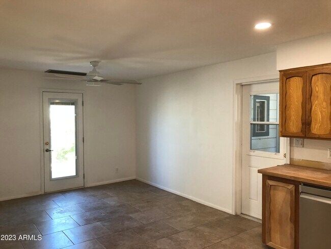 Photo - 705 W 16th St