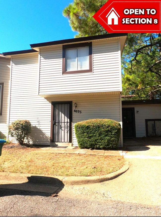 Building Photo - Newly Renovated Townhouse in Oakhaven