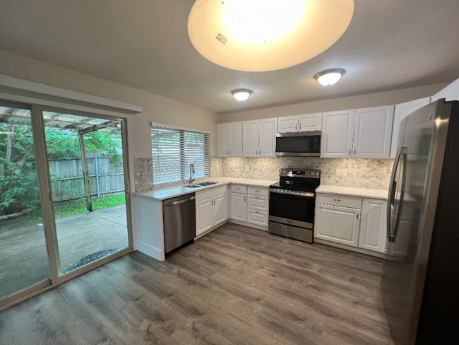 Photo - 1405 Meandering Way