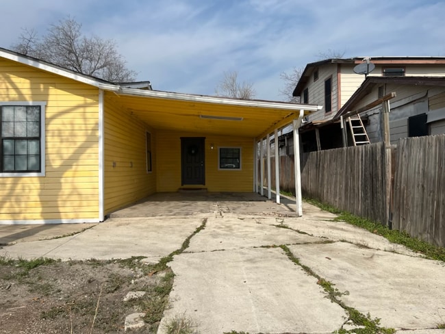 Photo - 3911 Spear St Unidad 2