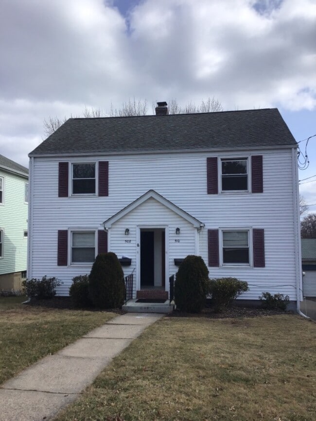 Front - 508 S Quaker Ln