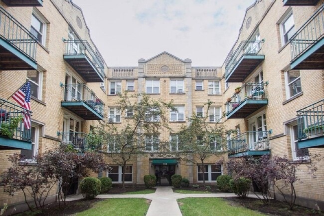 Building Photo - 914 W Dakin St Unit #210