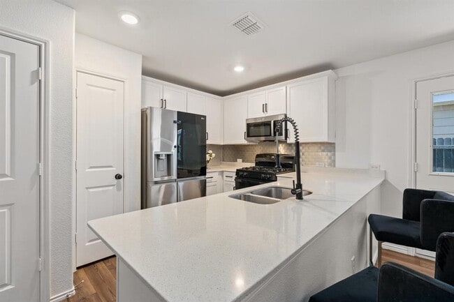 Building Photo - 7321 Woodpecker Dr Rental