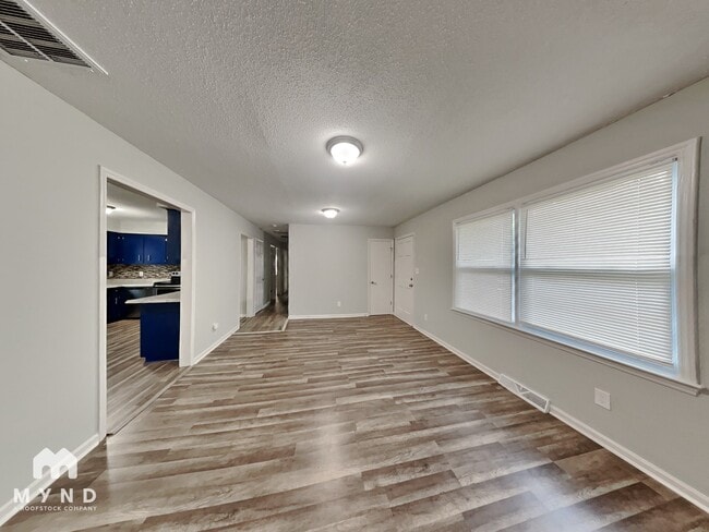 Photo - 547 Whitethorn Dr