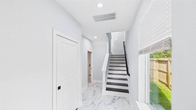 Photo - 3415 Daphne St