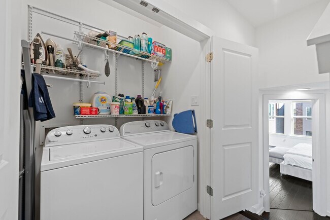 Building Photo - 1925 Shearn St