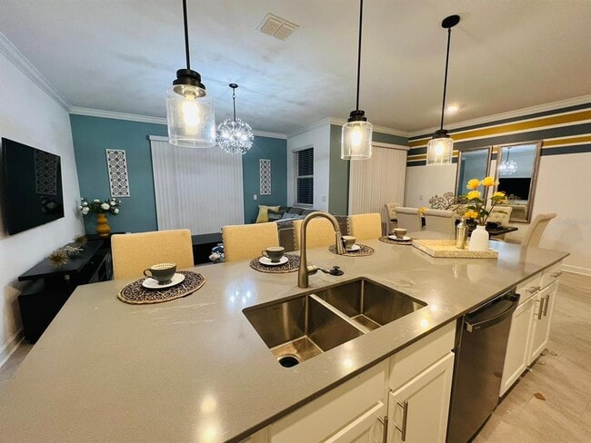 Photo - 956 Leader St