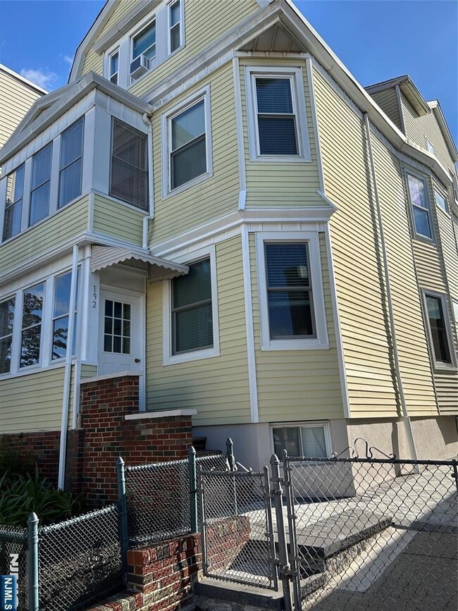 Building Photo - 192 Kearny Ave Unit 2nd Floor