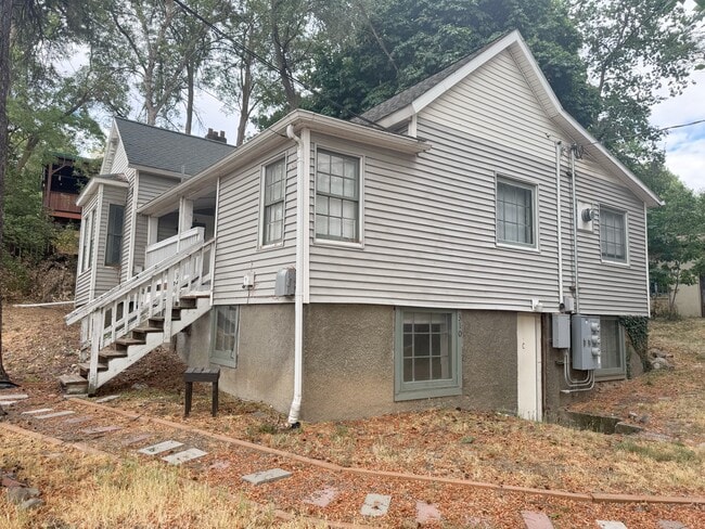 Building Photo - 310 SE Spring St Unit B