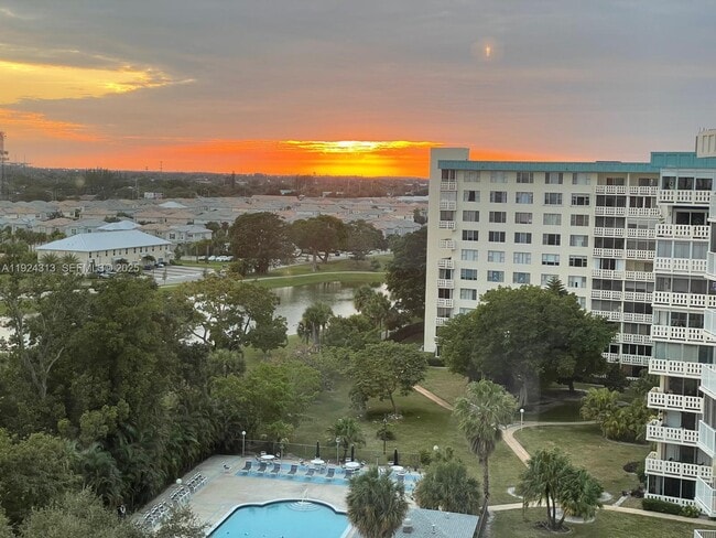 Building Photo - 4200 Hillcrest Dr Unit 1015