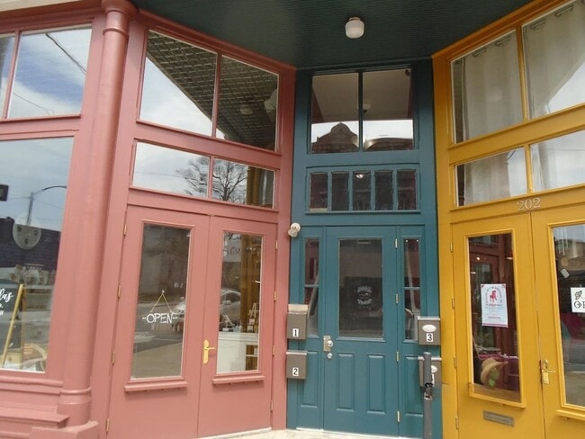 Building Photo - 200 E 9th St Unit 3