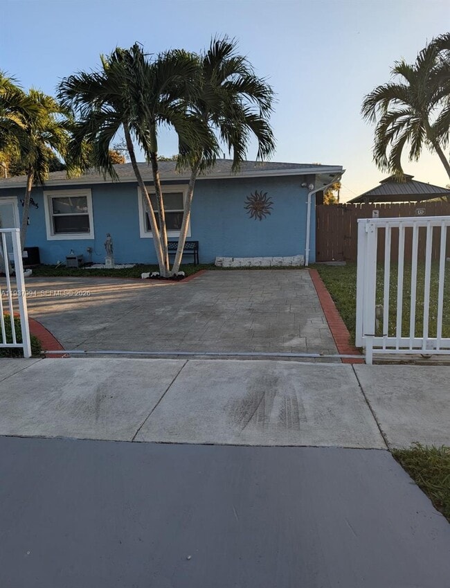 Building Photo - 945 SW 9th St Unit A