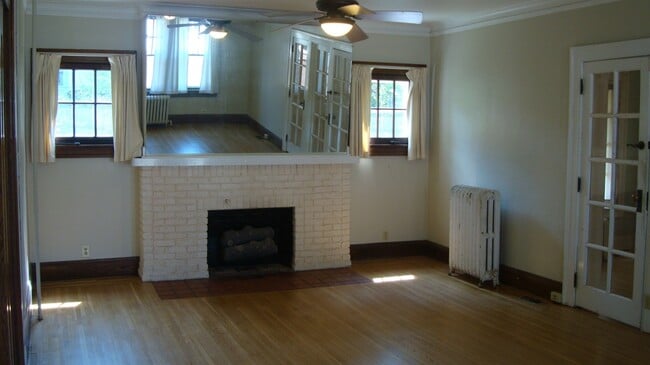 Photo - 713 E 8th St