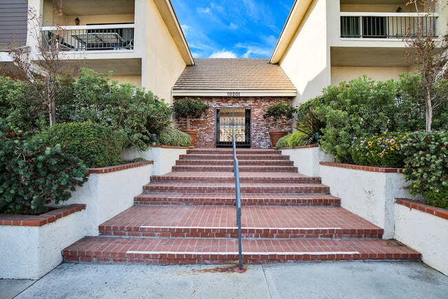 Front Of HOA - 10201 Mason Ave Casa Adosada