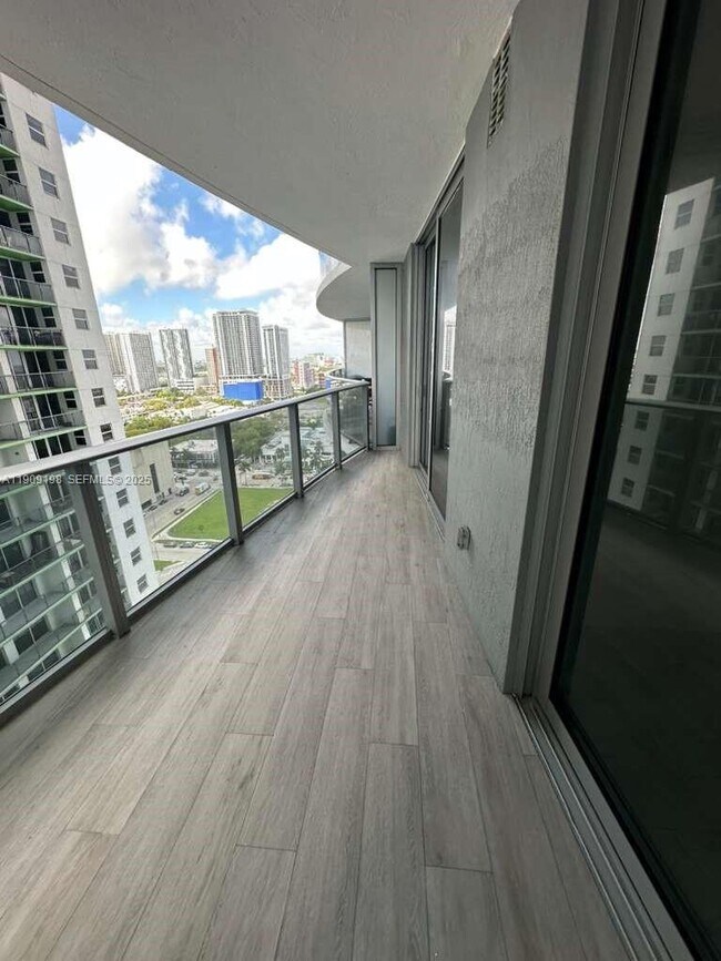 Photo - 488 NE 18th St Unidad 2004