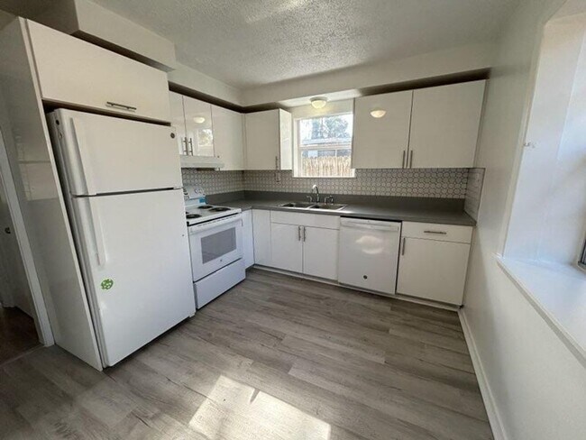 Photo - 760 Greenway Pl