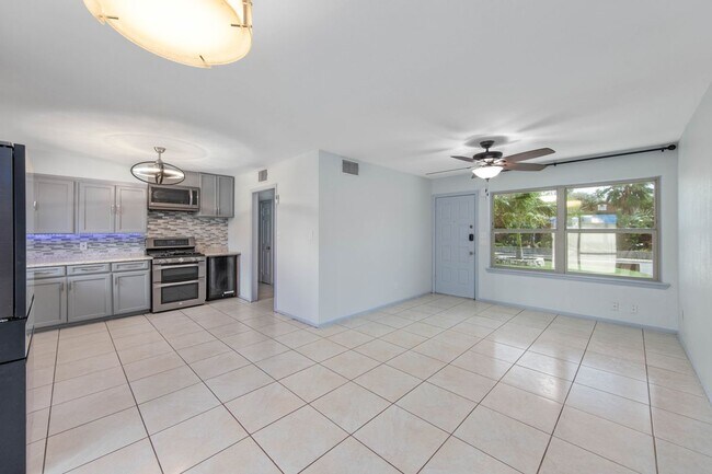 Photo - 221 E Adams St