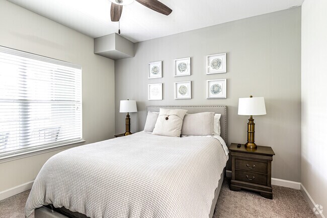 1BR, 1BA - 905SF