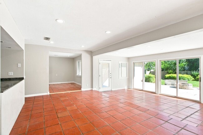 Photo - 3005 Village Dr