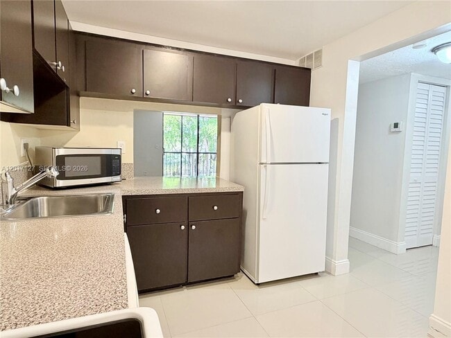 Photo - 450 Commodore Dr Unidad 214