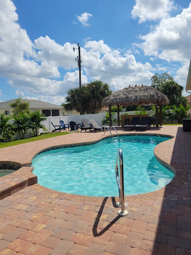 Heated salt water pool and spa. Sunshine on the pool for most of the day - 1305 SW 11th Plz Rental