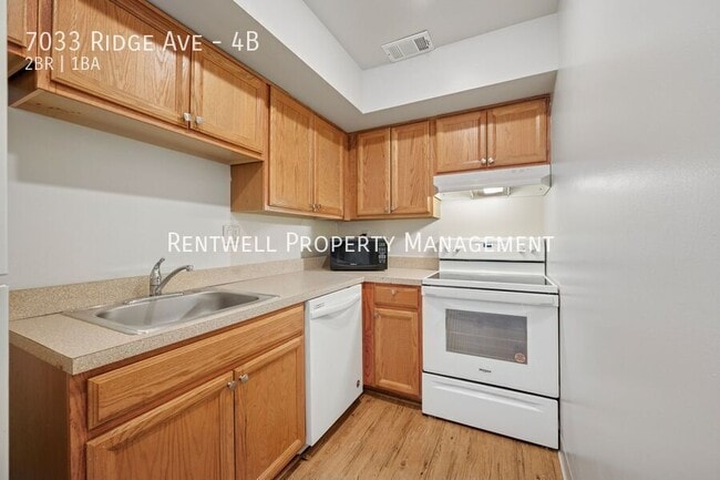 Building Photo - 7033 Ridge Ave Unit 4B