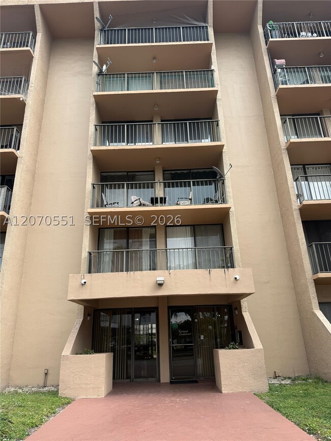Building Photo - 16751 NE 9th Ave Unit 211