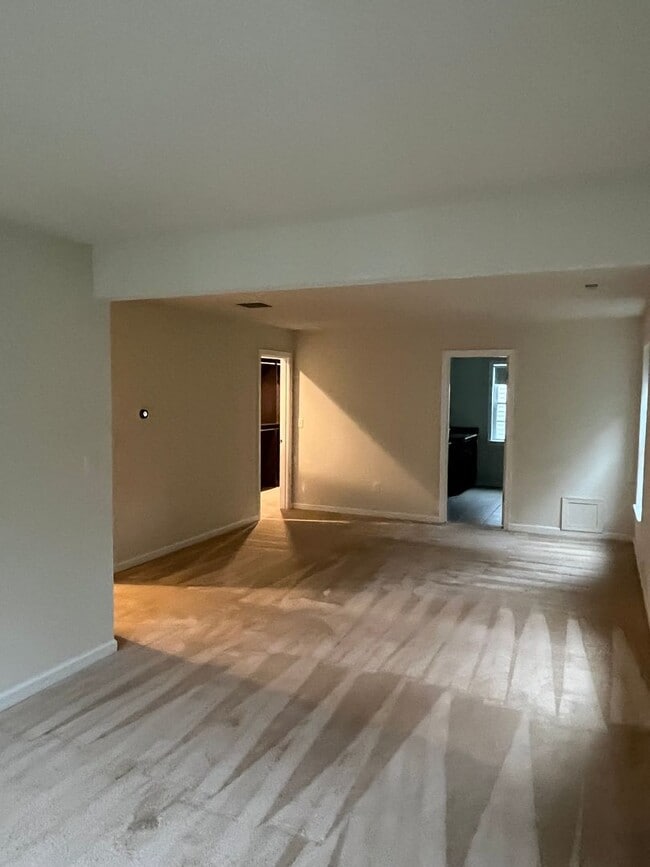 Photo - Large Executive 5 Br 3.5 Bath Home in Weym...