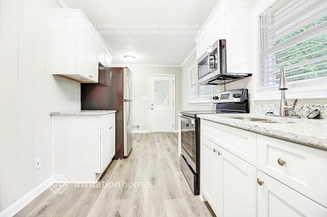 Photo - 3582 Highwood Dr SW