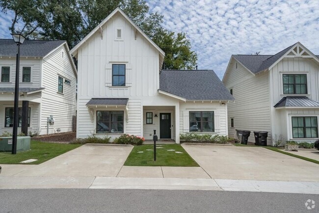 Building Photo - LOCATION, LOCATION, LOCATION! 2 Bedroom wi... Rental