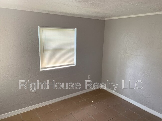 Photo - 135 2nd Eloise St N