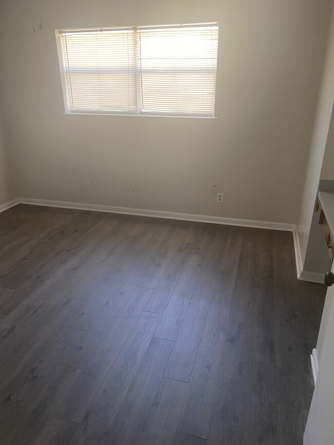 Building Photo - 801 Forest Hollow Unit 6