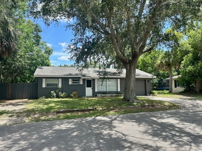Building Photo - 5936 Elm St