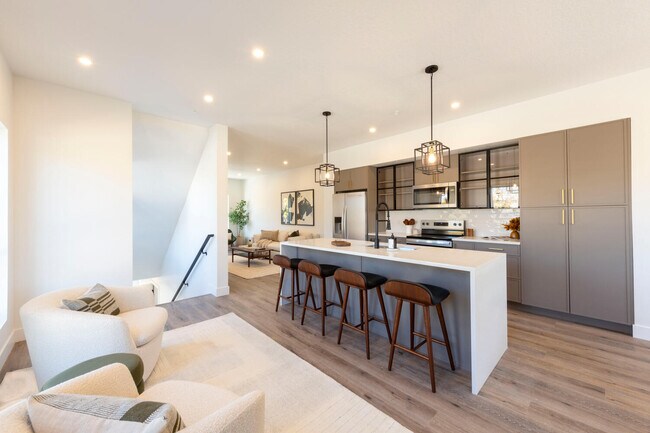884 E Rowley Dr