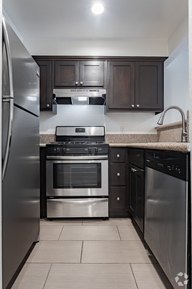 1BR, 1BA - 600 SF - #101