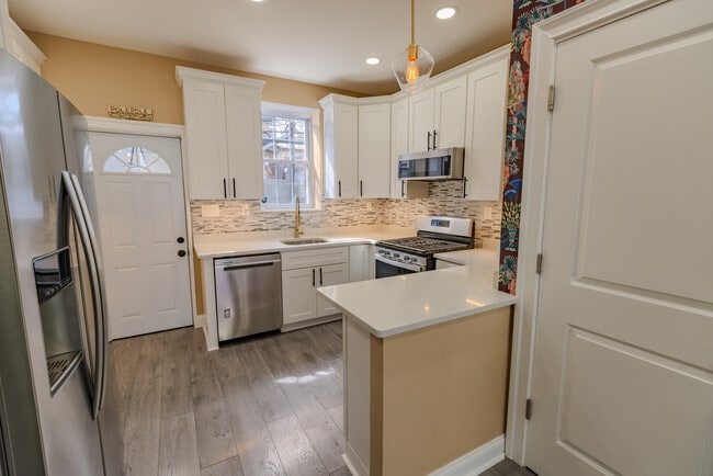 Photo - 1828 Hoffman St