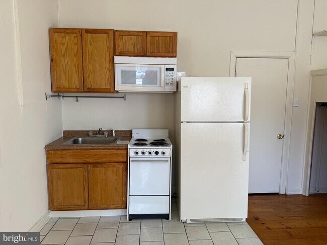 Building Photo - 2536 Amber St Unit 1F