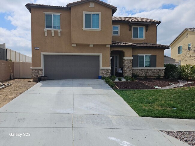 Modern 5-Bedroom Home with Solar – Great C... - Modern 5-Bedroom Home with Solar – Great C...