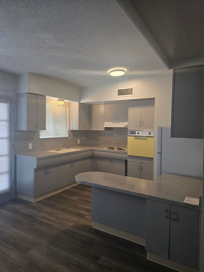 Building Photo - 3507 E 3rd St Unit J