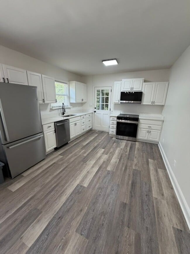 Photo - 905 Riverside Dr