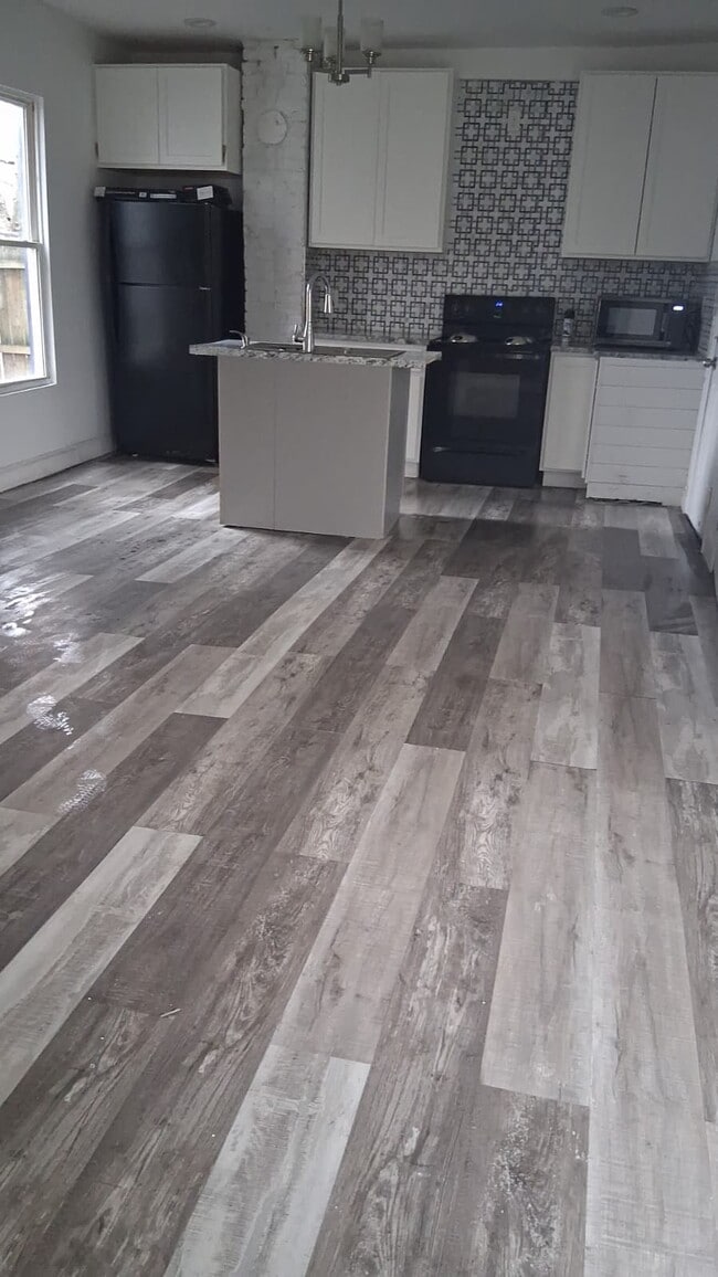 Photo - 584 Kelton Ave