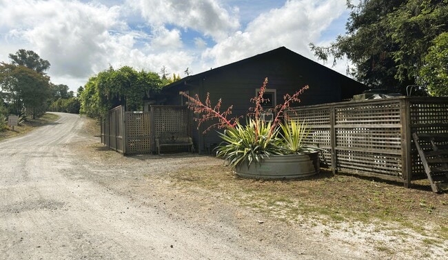 Building Photo - 907 Mustang Ct