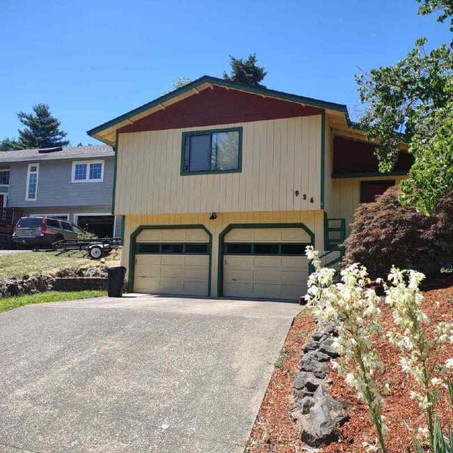 Building Photo - 936 SE Sharon Ave