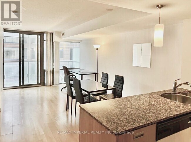 Photo - 38 Grenville St Unité 1006