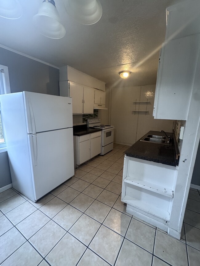 Photo - 465 N Broadway St