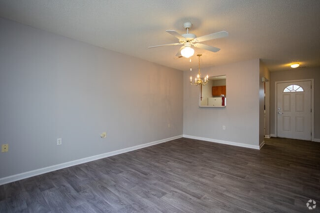 1BR,1BA - 753SF - Living Room