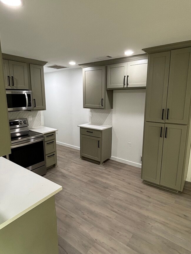 Kitchen - 1511 W Bond St